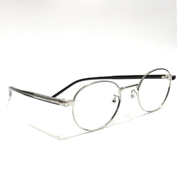 是有厚重感的太阳镜。