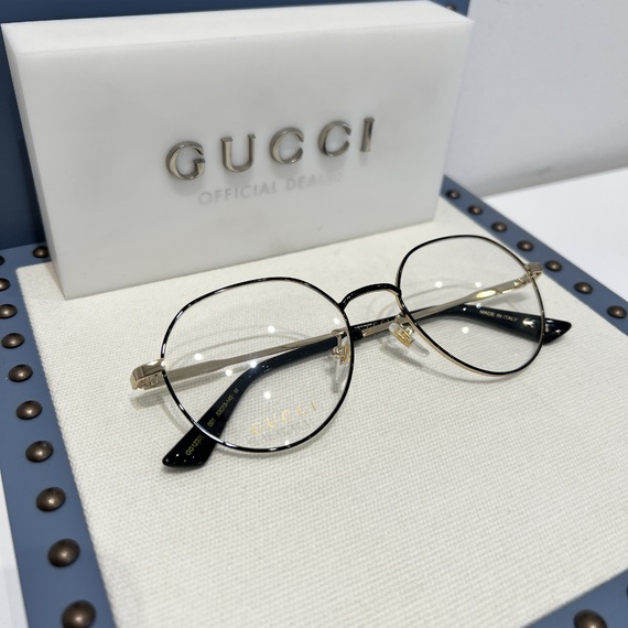 繊細で上品なボストン型のメガネフレーム。