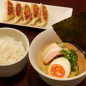 餃子定食と白湯麺ハーフセット