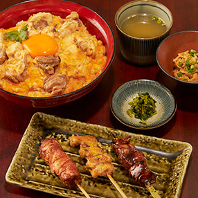 京紅地鶏の親子丼と焼鳥定食