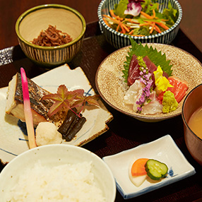 本日の焼魚と刺身の定食