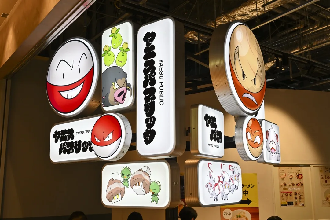 ポケモンをあしらった店舗サインの装飾