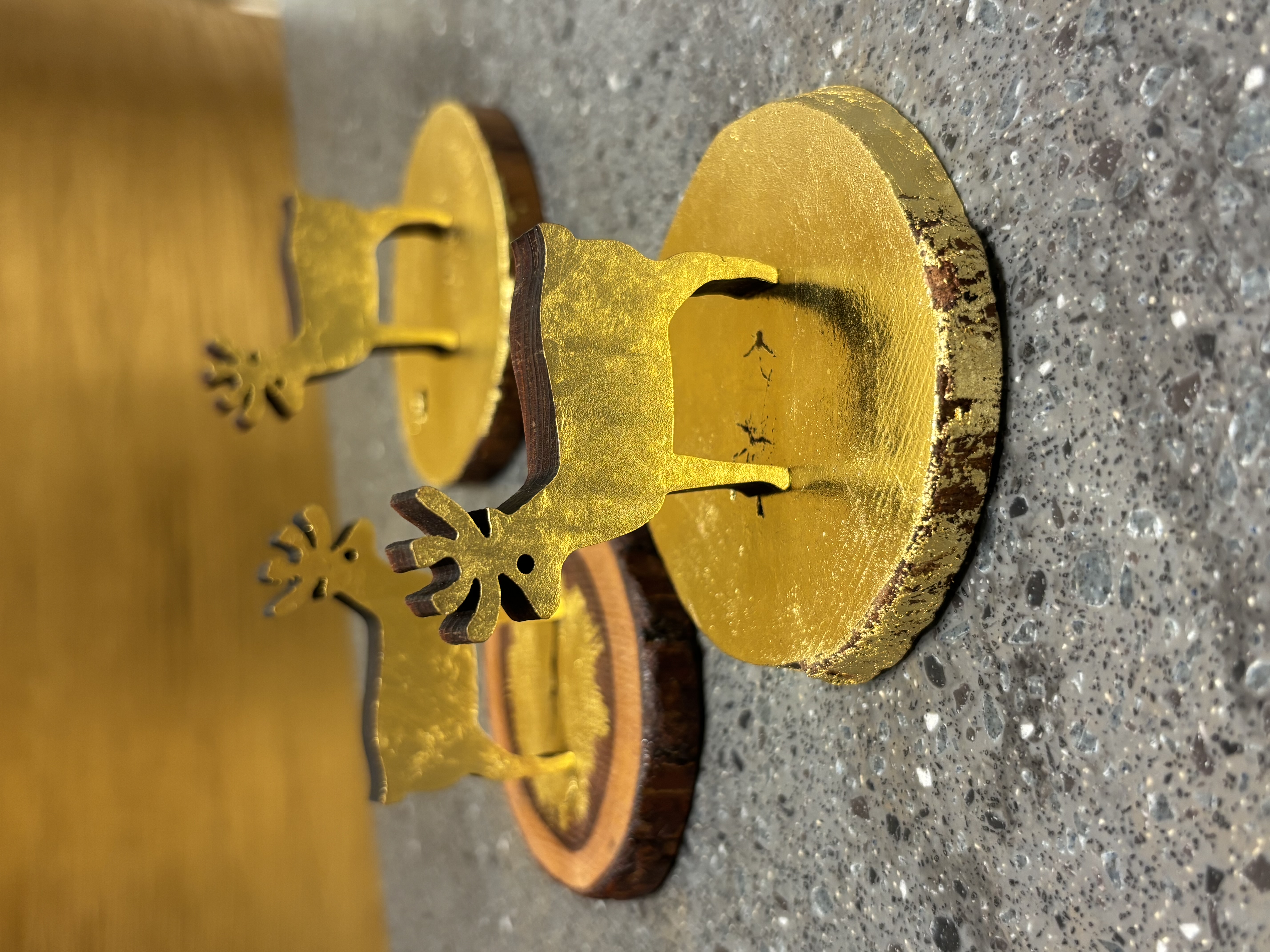 第一次押箔体验“对木材进行金箔加工”