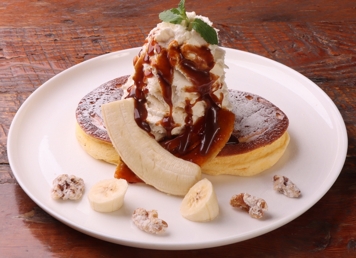Fluffy whipped cream pancakes with maple caramel banana